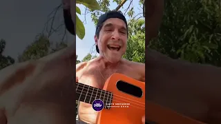 Daniel cantando seu antigo sucesso 'Homem Maduro' em casa!