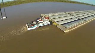 HIDROVIA PARAGUAY PARANA - EMPUJADOR CON 27 BARCAZAS CARGADAS