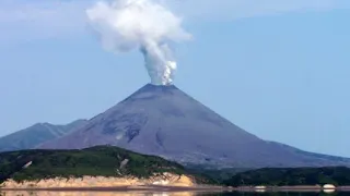 Karymsky volcano (Kamchatka) elevated activity, frequent explosions