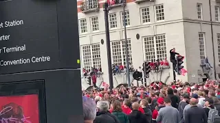 LFC PARADE 22, QUICK FEEL FOR THE ATMOSPHERE B4 TEAM ARRIVES. YNWA