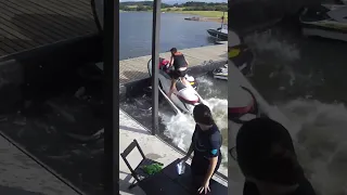 Olha o que dá emprestar jet ski