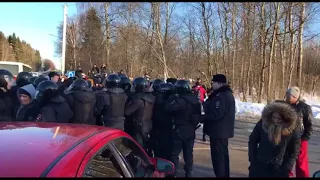 ОМОН разгоняет и избивает протестующих жителей Волоколамска