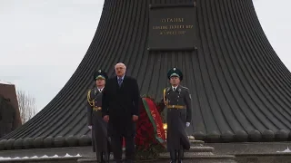 Александр Лукашенко возложил цветы к монументу «Отан қорғаушылар»