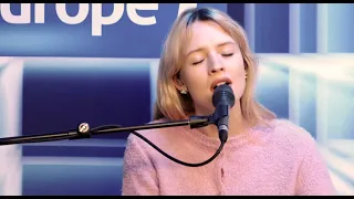 Angèle chante "Bruxelles je t’aime" en version piano-voix pour la première fois