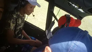 Canarinhos do Maranhão andando de helicóptero no Estado do Pará