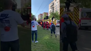 "Спайдервумен" у Луцьку: дівчина лазила по дротах електромережі. Її знімали рятувальники