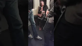 une vieille folle dans le métro à paris