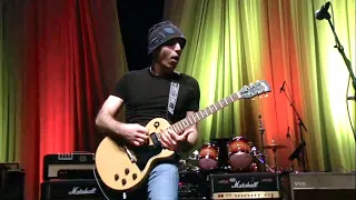 Joe Satriani plays Satch Boogie on a Les Paul! No whammy bar! | Les Paul Tribute