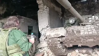 Российский православный священник освящает танки