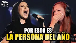 LAURA PAUSINI la ROMPE en los LATIN GRAMMY! Terminé llorando! | VOCAL COACH reaction & Analysis