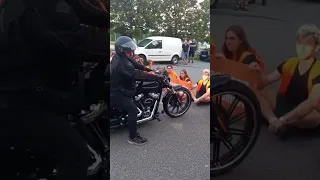 Motorradfahrer wird von Letzte Generation nicht durchgelassen, Blockade BMW