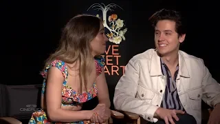 Cole Sprouse et Haley Lu Richardson nous parle de l’impact du film À cinq pieds de toi