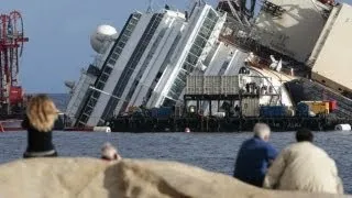 Рятувальники піднімають Costa Concordia