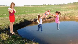 Мать не могла сдержать слез, видя что девочки сотворили с её сыном в воде. Еще секунда и всё...