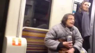 La vieille folle du métro insulte les gens