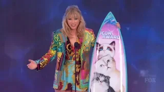 Taylor Swift receives the Icon Award at the Teen Choice Awards 2019 [1080p]