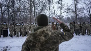 Überlebenstraining für ukrainische Zivilisten aus Angst vor russischer Invasion