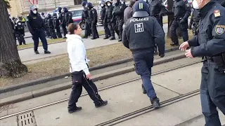 (157a) Demo 31.1.2021, Wien, Jenny in Aktion, Festnahmen, Durchbruchversuch