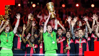 DFB-Pokalsieger 2024! Hier stemmt Lukas Hradecky den Pokal in die Höhe | Deutscher Doublesieger!