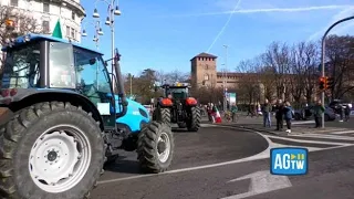 Oltre 500 trattori nelle strade a Pavia: bloccata la circolazione vicino al castello Visconteo