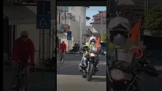 Incidente assurdo in una gara amatoriale, un signore in bici taglia la strada ai corridori