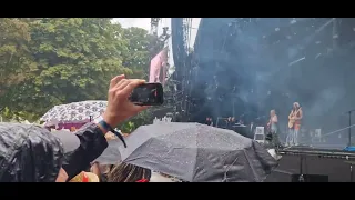 Wet Leg - Chaise longue (live in the rain @ Rock-en-Seine Fest., FR, 2023)