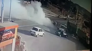 Молодые Дагестанцы спасают человека из горящей машины