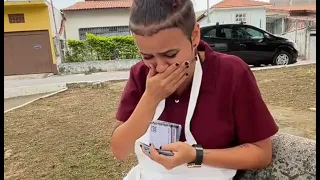 Milionário dá garrafa valiosa para mulher que perdeu o noivo logo no casamento😭💔