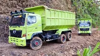 TERJUN BEBAS Truk Hino 500 Tronton Vs Hino 500 Engkel Bermuatan Full Truk Extreme Miniatur Truk Rc