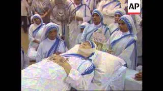 INDIA: CALCUTTA: MOURNERS FLOCK TO HOME OF MOTHER TERESA