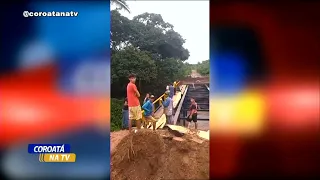 CRIANÇAS SE ARRISCAM PASSANDO EM ESTRUTURA METÁLICA DE PONTE NO POVOADO CIGANA