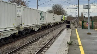 Un train tape un frein d'urgence en pleine gare
