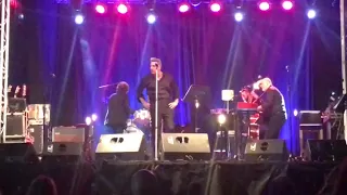 Loquillo increpa a un empleado de seguridad en un concierto en Torrelavega