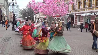 2018 04 07 Харинама на Арбате. Harinama in Moscow, Arbat st.