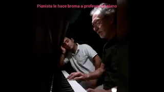 PIANISTA LE HACE BROMA A PROFESOR DE PIANO