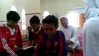 SoubhanAllah un enfant ressent l'effet du Coran il pleure et fait pleurer