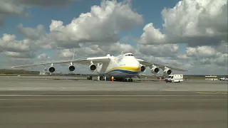 Lądowanie samolotu An-225 Mrija