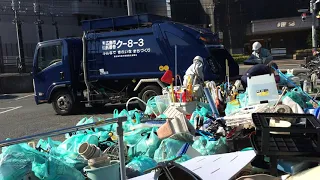 How Japanese putting (uncombustible/can't be burned garbage)  big garbage in the truck