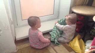 Двойняшки играют и смеются,twins playing and laughing