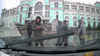 в Омске Казахстанские бандиты на красной камри прессуют таксистов на жд вокзал