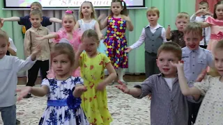 Флешмоб  "Детство - это я и ты" (танец детей с мамами)