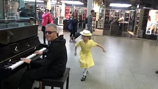 Tiny Dancer Astonishes Street Pianist