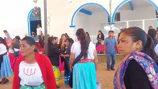 mujeres de Oaxaca  bailan en las fiestas de sus pueblos con la banda del.TROMPETISTA ALEGRE OFICIAL