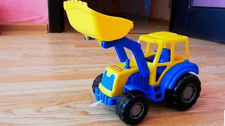 Синий трактор едет Играем с синим трактором в домашней песочнице