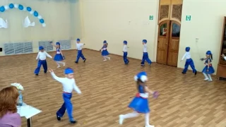 Дети танцуют