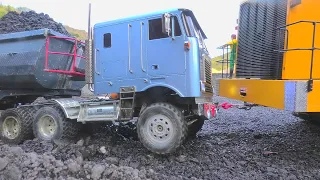 RC CATERPILLAR 993K VS INTERNATIONAL TRUCK! AMAZING AND UNIQUE BIGGEST RC 993K LOADER