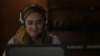 Ashley Johnson listens to headphones in Blindspot s V ep II