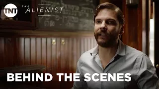 The Alienist: History of the Serial Killer with Daniel Brühl [BEHIND THE SCENES] | TNT