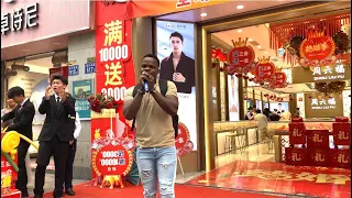 Black Man Sing In Fluent Chinese and Surprise Chinese People