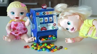 La Muñeca Baby Alive Sara y su amiga jugando Boliche para ganar Chocolates!!! TotoyKids